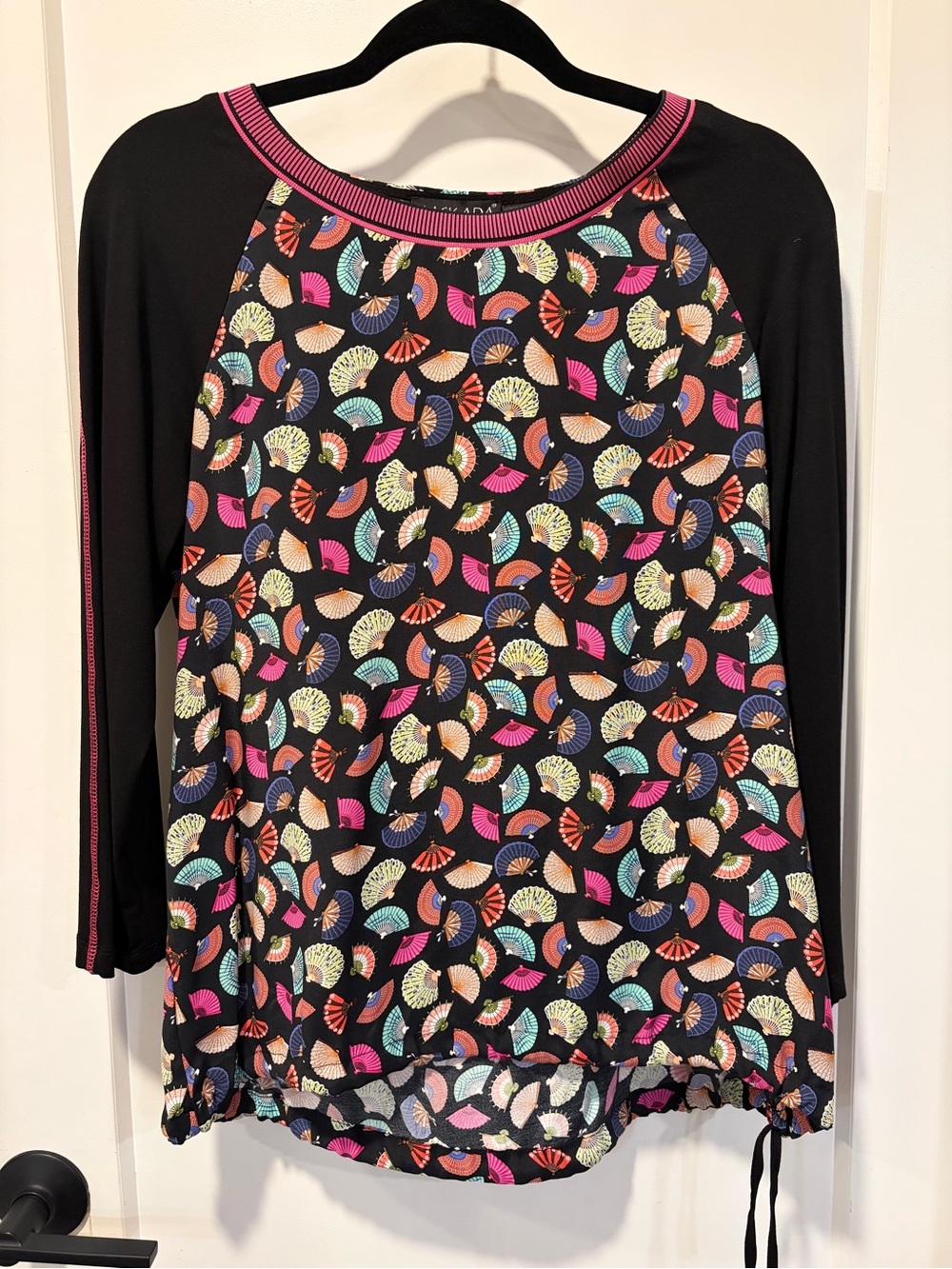 Black Multicolor Fan-Print Raglan Tunic Top